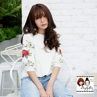  Rose Top Koreastyle  เสื้องานเกาหลี แขนพองปักกุหลาบไหมฝรั่งเศส สวยเก๋ ผ้าเนื้อดีมาก ใส่เปิดไหล่ได้ งานป้ายเกาหลีแท้คะ^^