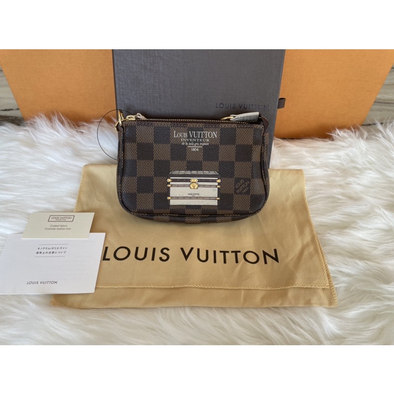 Limited Lv mini pochette super like new!