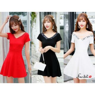 MiNi Dress คอวี
กระโปรงทวิส สุดน่ารัก
ผ้าเนื้อนิ่มเด้ง ดีเทลเป๊ะ