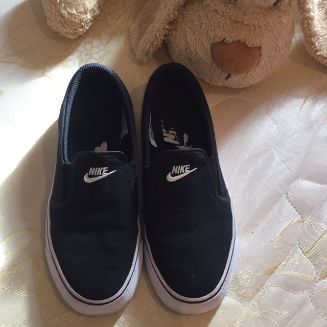 รองเท้า nike รุ่น toki slip on สีดำ