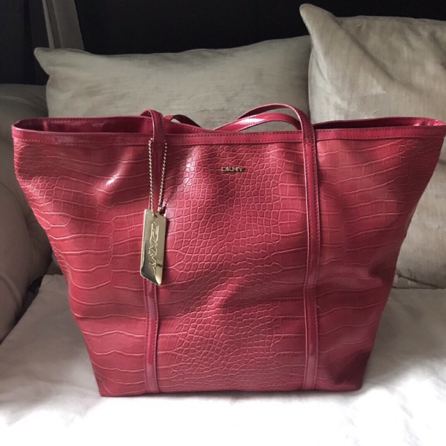 กระเป๋า DKNY