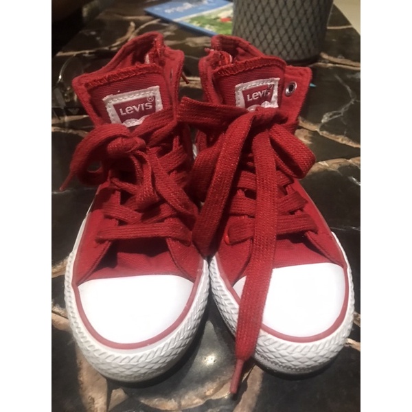 รองเท้าผ้าใบเด็กแบรนด์มือสอง2 Levi’s สีแดงราคาถูกสภาพดี