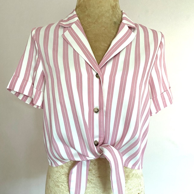 Pomelo เสื้อเชิ้ต สีชมพูขาว 💕 size S ผูกเอว ลายทาง มือสอง สภาพดีมาก ครอปท็อป ตัวสั้น crop top shirt เชิ้ตแขนสั้น