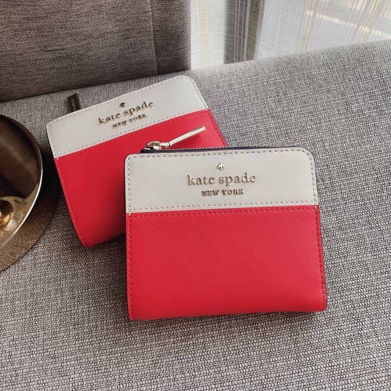 ✨ผ่อน0%แท้100%✨ กระเป๋าสตางค์ใบสั้น สีทูโทน ขาว/แดง  Kate Spade small Il-zip bifold wallet WLR00121