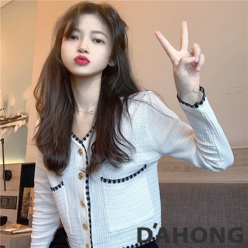 Dahong 261-2 เสื้อครอป เสื้อไหมพรมแขนยาว คอวี แต่งขอบ+กระเป๋าสองข้าง ติดกระดุมหน้าสีทอง ผ้าระบายอากาศได้ดี