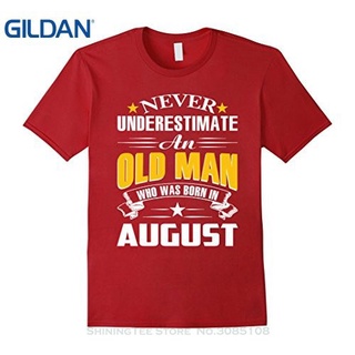 [COD]เสื้อยืด ลาย Never Underestimate An Old Who Was Born In August สีแดง ขนาดใหญ่ สําหรับผู้ชายS-5XL