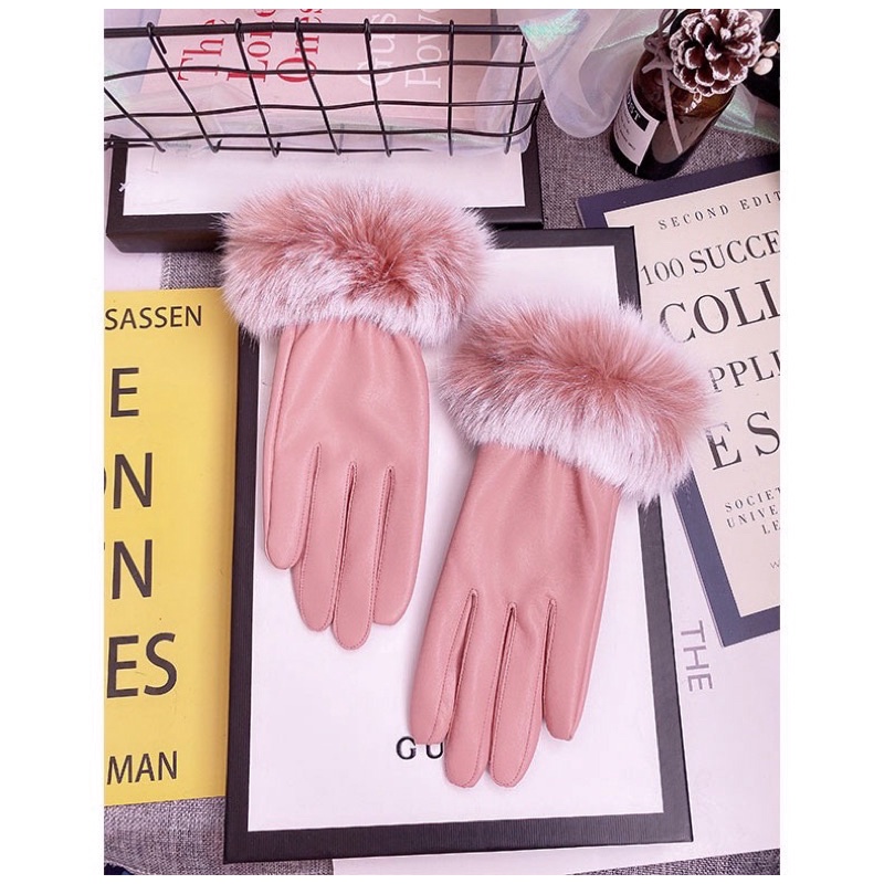 พร้อมส่ง ถุงมือหนังสีชมพูหวานแหวว แต่งขนเฟอร์กระต่ายแท้สีชมพูปลายขาวฟูๆ ทัชสกรีนจอได้ทุกนิ้ว