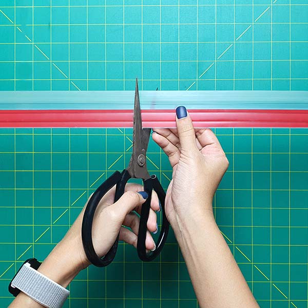 [แผ่นสีใส] SmileArm® ที่กั้นประตู สีใส แถบกาว ยางซิลิโคน คิ้วกันแมลง ปิดช่องใต้ประตู - ใช้ได้กับประตูทุกแบบ - รูปที่ 2