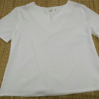 เสื้อสีชาว ขอปาด มีผ่าเป็นรูปตัววีตรงคอเสื้อ ทำให้ดูเก๋ และน่ารักมากขึ้น เป็นเสื้อแขนสั้น ทรงเอ สีขาวนวล จะดูขาวสวยมาก .