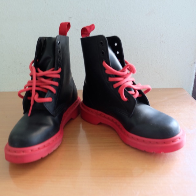 รอบเท้าบู๊ท Dr.martin