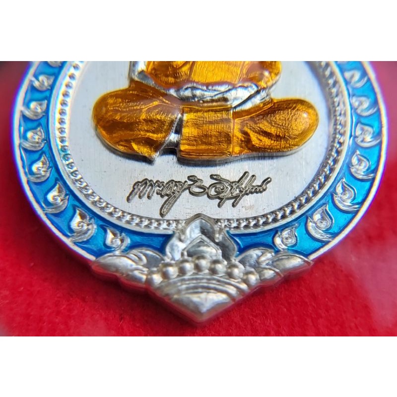 เหรียญเสมา 100 ปี หลวงพ่อพัฒน์ ปุญญกาโม ปะฉลุพื้นอัลปาก้ากนกเงินหน้ากากเงินลงยา 3 สี รับประกันแท้พร้อมกล่องเดิมจากวัด