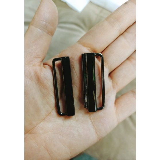 ตะขอเกี่ยวเสื้อคุม ถอดกลางได้ค่ะ. ใช้เหมือนกระดุมจีนค่ะ - รูปที่ 2