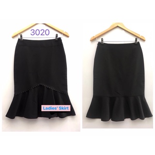 Ladies’ Skirt (3020) กระโปรงทำงาน ทรงหางปลา ผ้าฮานาโกะนาโนสีดำ ทรงนางเงือก ชายด้านหน้าแต่งลูกไม้ ซิปข้าง