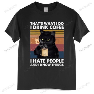 เสื้อยืดผ้าฝ้ายพรีเมี่ยม เสื้อยืดคอกลม ผ้าฝ้าย พิมพ์ลายแมวดํา Thats What I Do I Drink Coffee I Hate People สไตล์วินเทจ