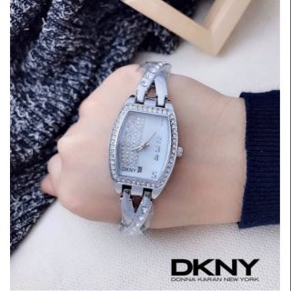 DKNY ⏰ 
- นาฬิกาสายเลส มี​ช่อง​บอก​วันที่​