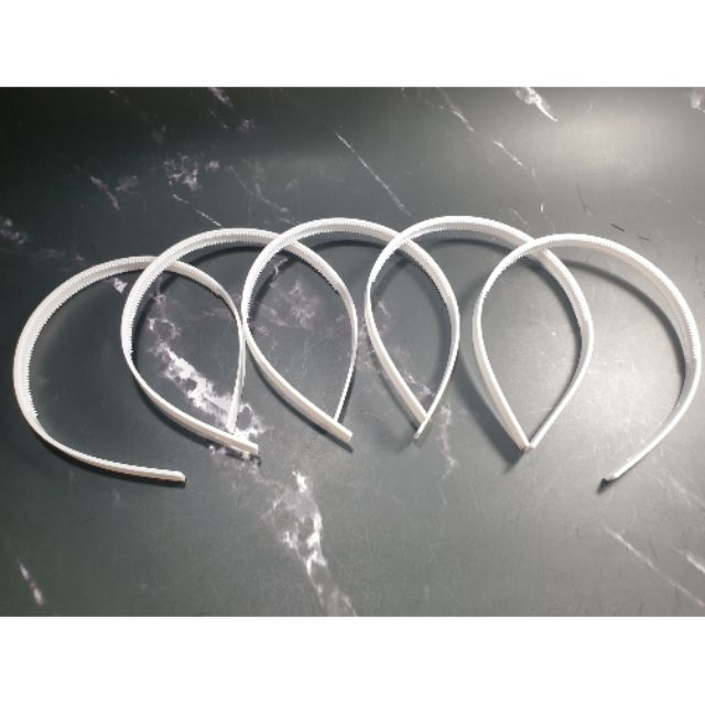 โครงที่คาดผมพลาสติก สีขาว ขนาด 1 เซนติเมตร 5 อัน 20 บาท