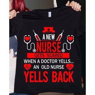 เสื้อผ้าผชเสื้อยืด พิมพ์ลายพยาบาล A New Nurse Gets Scared If A Doctor Yells An Old ของขวัญวันเกิด สําหรับผู้ชายS-5XL