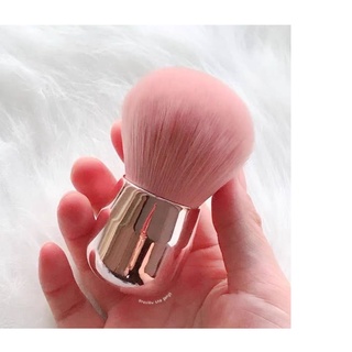 Kabuki Brush แปรงคาบูกิ แปรงทรงพุ่มกลมๆ ขนแปรง ค่อนข้างฟี มีหน้าทีหลักคือไว้ใช้ปัดแป้ง