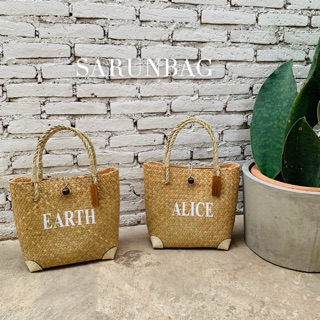 (โปรลด) SARUNBAG-กระเป๋าสานเพ้นท์ชื่อ มาพร้อมหุ้มมุมหนังบุผ้าซับในซิป