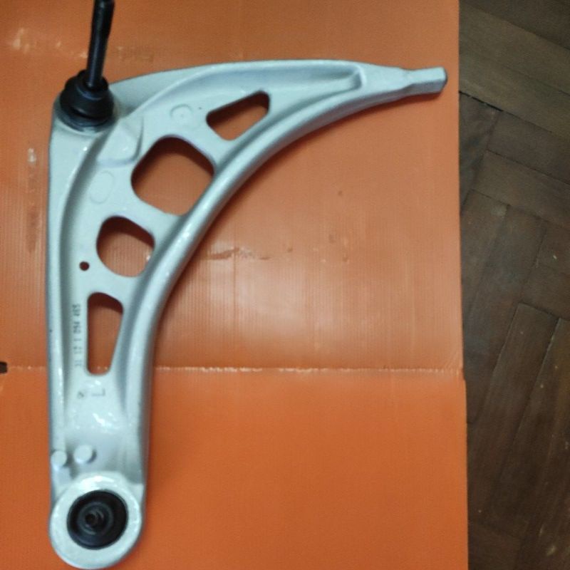 ลูกหมากปีกนกล่าง bme e46