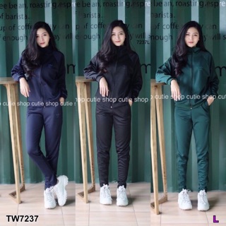 Set sport wear  เสื้อแจ็คเก็ตตีแถบที่แขน ซิปหน้า กับกางเกงขายาว  7237