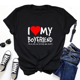 เสื้อยืด พิมพ์ลายตัวอักษร I Love My Boyfriend Yes He Buy Me Valentines Day สไตล์คลาสสิก สําหรับผู้หญิง