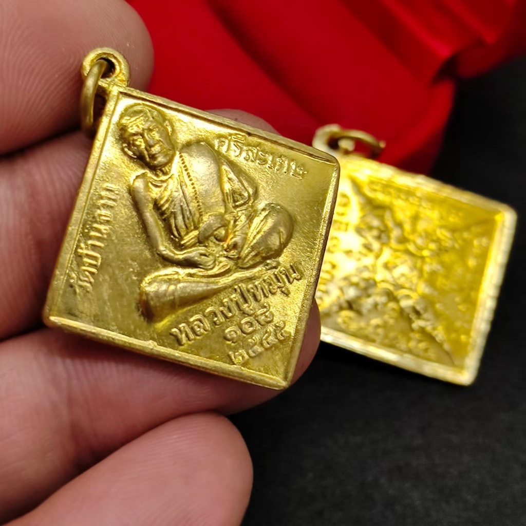 เหรียญพรหมจตุรทิศ หลวงปู่หมุน วัดบ้านจาน เนื้อกะไหล่ทอง รุ่น 108 ปี เป็นเหรียญที่มีพุทธคุณด้านเมตตามหานิยมโชคลาภเงินทองแ
