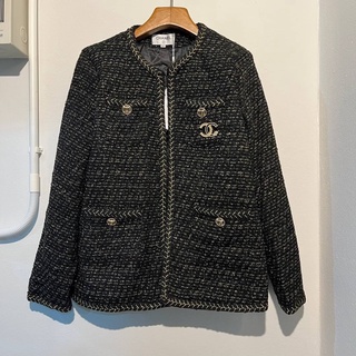 CHANEL BLACK TWEED WITH CC BROOCH JACKET เสื้อคลุมตัวนอก แจ็คเก็ตแบรนด์ซีลีน ผ้าทวีด พร้อมเข็มกลัด CC