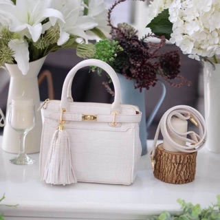 🐼หนังจรเข้ สี Off white เข้าใหม่ค่ะ  KEEP Gasia hand bag with frink key 🍭