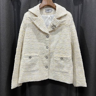 CHANEL JACKET WITH CC BROOCH เสื้อคลุมตัวนอก แจ็คเก็ตผู้หญิง แบรนด์ซีลีน ผ้าทวีด สีครีม พร้อมเข็มกลัด CC