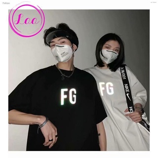 FG เสื้อยืดแขนสั้นพิมพ์ลายตัวอักษรสะท้อนแสงหลากสีสําหรับผู้ชายผู้หญิง