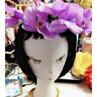 มงกุฏดอกไม้แฟชั่น  ออกแบบตกแต่งด้วยผ้า...แต่งลายดอกกล้วยไม้สีม่วง...ใช้ใส่ออกงานต่างๆ ...........