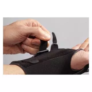 Futuro Comfort Stabilizing Wrist Brace พยุงข้อมือ รุ่นเสริมแถบเหล็ก ปรับกระชับได้