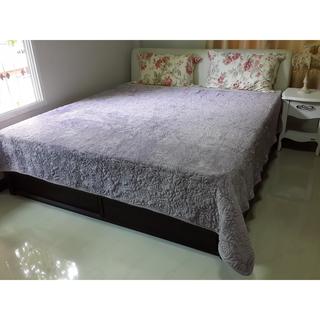  ผ้าคลุมเตียง Super soft plus รุ่นหนานุ่มพิเศษ ลายดอกไม้ ขนาดเตียง 6 ฟุต - Purple Taro