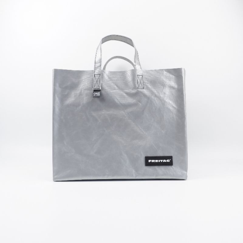กระเป๋า Freitag Shopper bag รุ่น F704 Cake One of 2,000 limited ผ้าใบสีเงิน มือ 1 แท็คห้อย