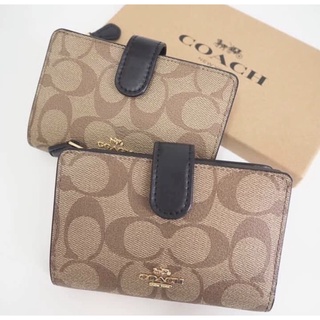 🎀(สด-ผ่อน) กระเป๋าสตางค์ 2 พับ Coach น้ำตาลดำ F23553 Medium Corner Zip Wallet in Signature Canvas KHAKI Black