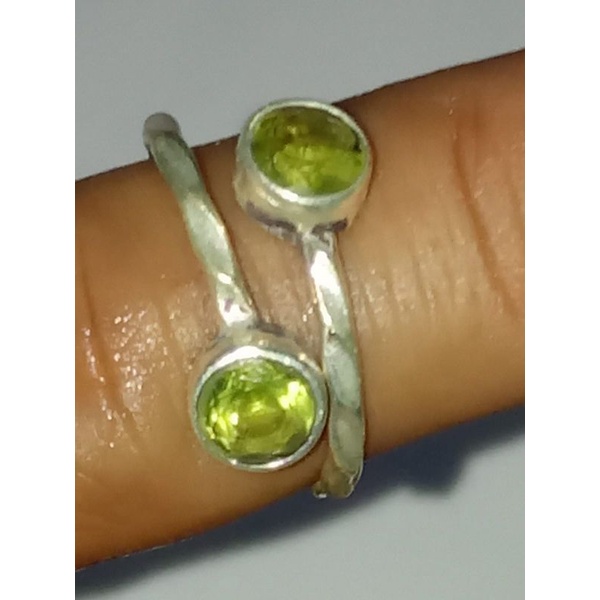 แหวนพม่าธรรมชาติ Peridot 5x5x2.5mm เงินแท้ ขนาด 7 สําหรับสุภาพสตรี Rp. 60,000