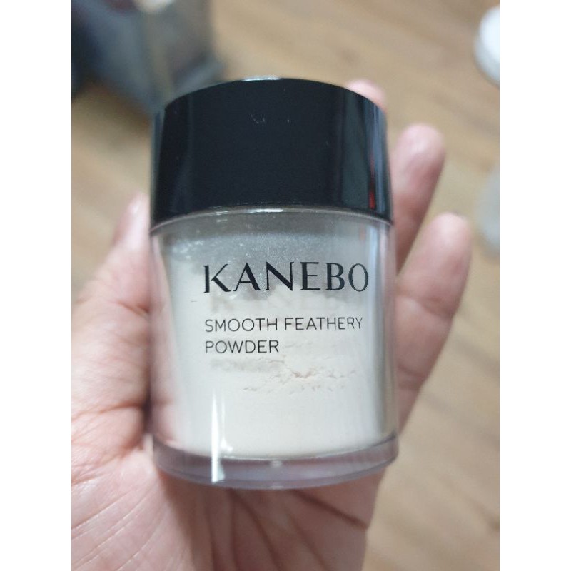 แป้งฝุ่น Kanebo Smooth Feathery powder