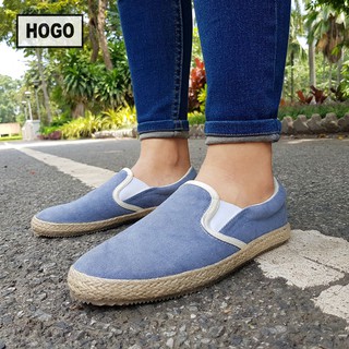 Hogo รองเท้าสลิปออน สวมใส่สบาย พื้นกันลื่นและมีน้ำหนักเบา เคลื่อนไหวได้คล่องตัว รองเท้าผ้าใบผู้หญิง ผ้าใบสีขาว สลิปออน