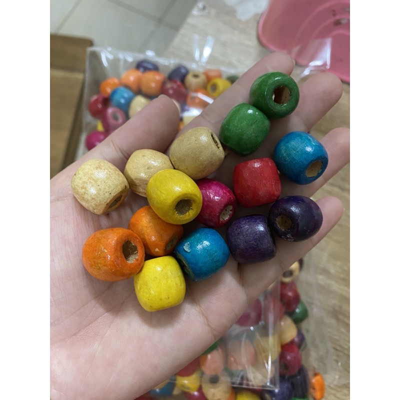 ลูกปัดไม้โอ่งคละสีสดรูใหญ่ ขนาดลูกปัด 16 มิล (30ชิ้น) ราคา 100฿