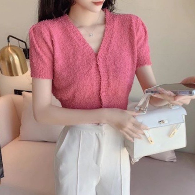 Ey_shop688​✨พร้อม​ส่ง✨​2460/BO##เสื้อแฟชั่นเกาหลีแขนสั้น.#เสื้อผ้าไหมพรมคอวV​ #ข้างหน้าเเต่ง​กระดุม 