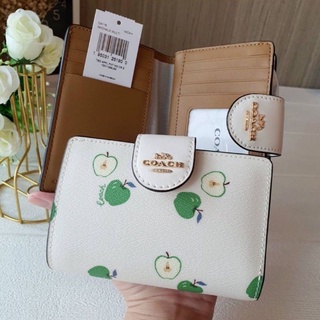 🎀 (สด-ผ่อน) กระเป๋าสตางค์ 2 พับ ขาวลายแอบเปิล COACH C4116 MEDIUM CORNER ZIP WALLET  WITH APPLE PRINT (C4117)