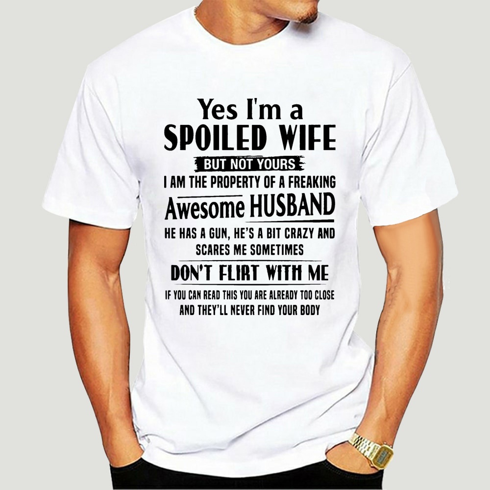 เสื้อยืด พิมพ์ลาย I'm a spoiled wife D (สีขาว) สําหรับผู้ชาย ผู้หญิง -4950A