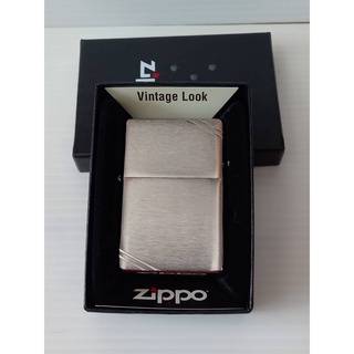 Zippo vinte look รุ่น 230 vintage brushes chrome สีเงินผิวโครเมี่ยมขัดด้าน ลายขีดมุม ทรงเหลี่ยม ตูดตัน ของใหม่