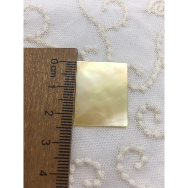 แผ่นเปลือกมุกเหลืองแท้ ขัดเงา โมเสส อินเลย์กีตาร์ กรงนก 20x25x1 mm ชิ้นละ100บาท Mother Pearl Sheet/Mosaic/Inlay Guitar