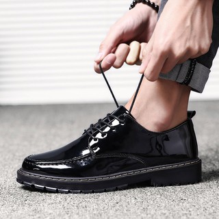 【โค้ด __(GIFT30) ลด 30%】รองเท้าโลฟเฟอร์หนังวัวแท้สำหรับผู้ชายสีดำ Suture Patent Leather Shoes Men Characteristic Shoes