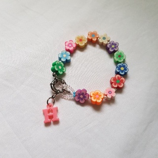 Happy flower happy fimo × Alphabet กำไลดอกไม้ สร้อยข้อมือดอกไม้ เลือกจี้ตัวอักษรได้ สร้อยชื่อ