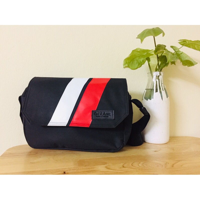 กระเป๋าสะพายข้างสุดฮิตเท่ห์ๆกว้าง2.5นิ้วยาว12นิ้วสูง9นิ้วพร้อมส่งทุกวันหลังบ่ายโมง