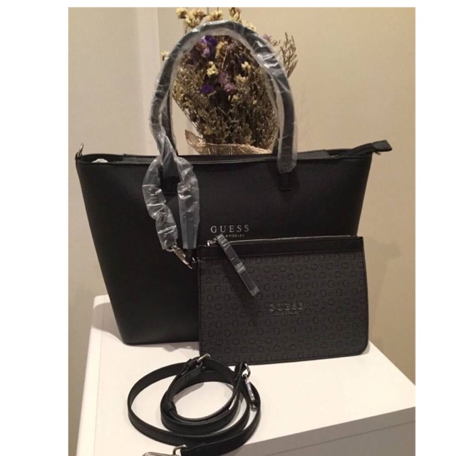GUESS BAG กระเป๋าสะพายทรง Tote จาก GUESS