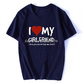 เสื้อยืดคอกลม แขนสั้น ผ้าฝ้าย พิมพ์ลาย I Love My Girlfriend Yes She Buy Me Boyfriend เหมาะกับของขวัญวันเกิด สําหรับผู้ชา